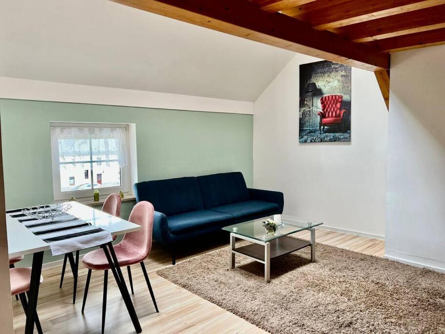 HarraにあるWanderurlaub mit und ohne Hund!の青いソファとテーブルのあるリビングルーム