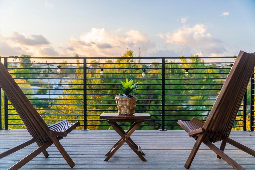 Guest House with Amazing views and Sauna tesisinde bir balkon veya teras