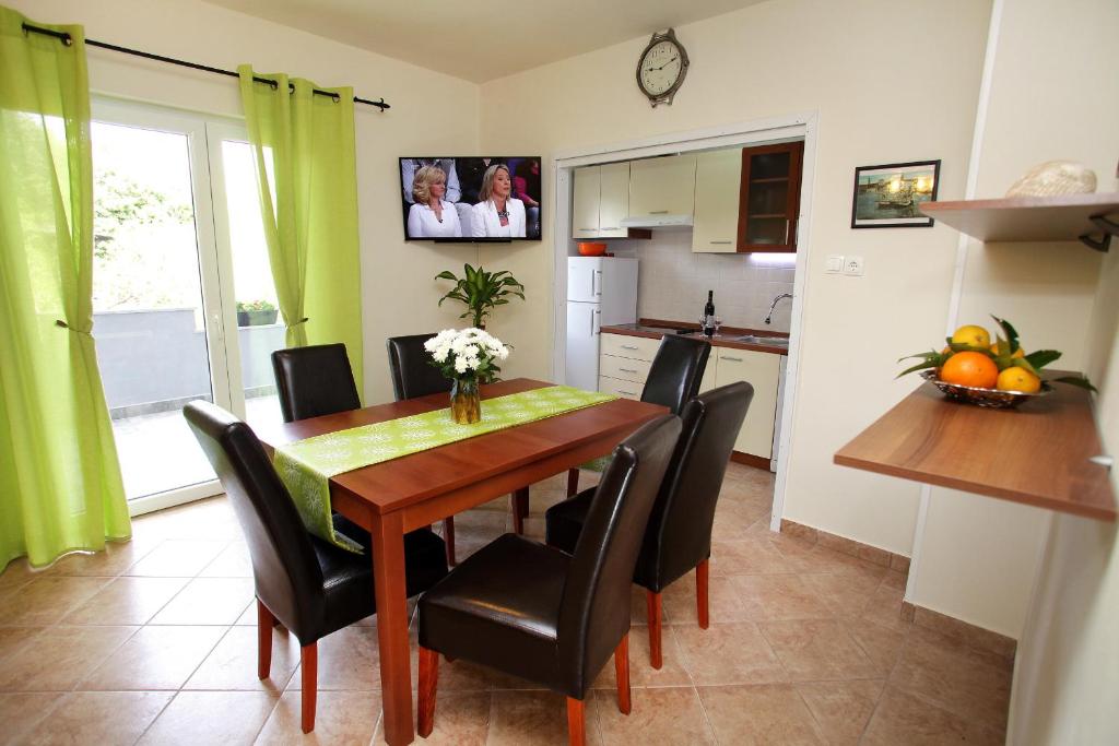 eine Küche und ein Esszimmer mit einem Tisch und Stühlen in der Unterkunft Apartment Biočić in Trogir