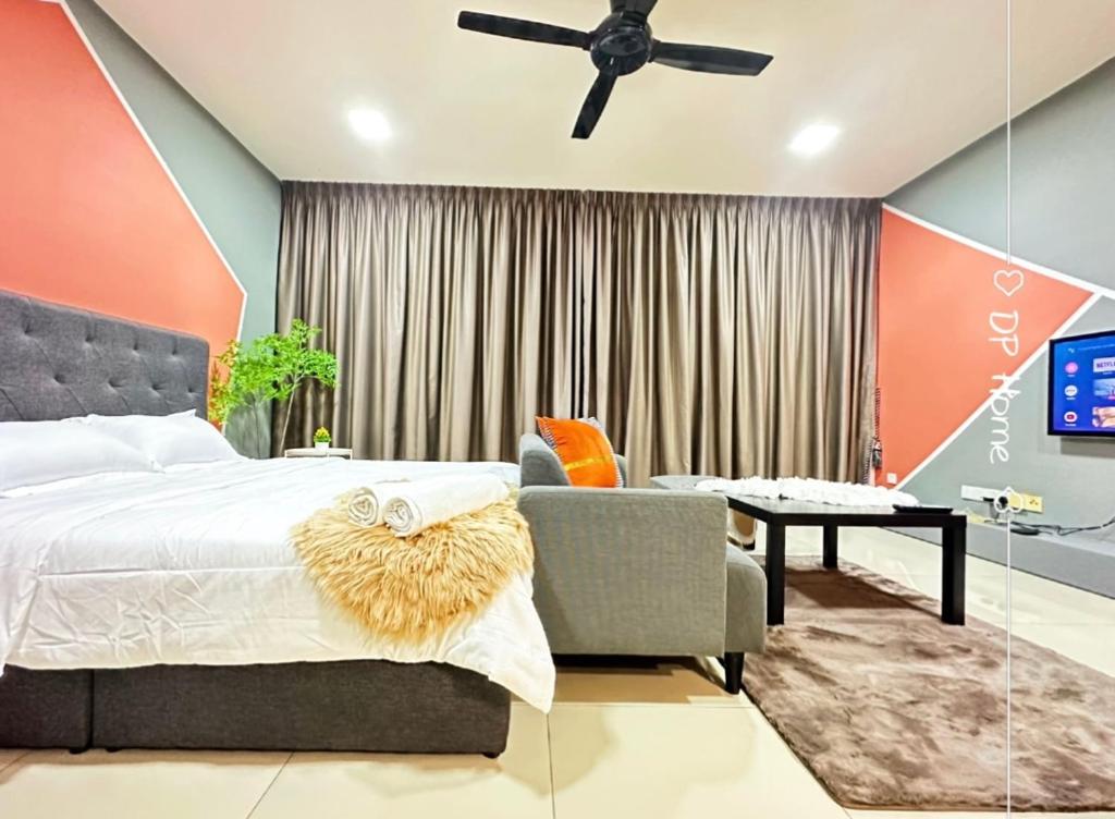 una camera con letto, sedia e TV di 4 pax cozy homestay Trefoil Setia City Mall SCCC 12-16 a Shah Alam