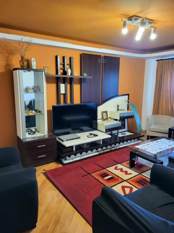 casa dana في مانغاليا: غرفة معيشة مع أريكة وطاولة