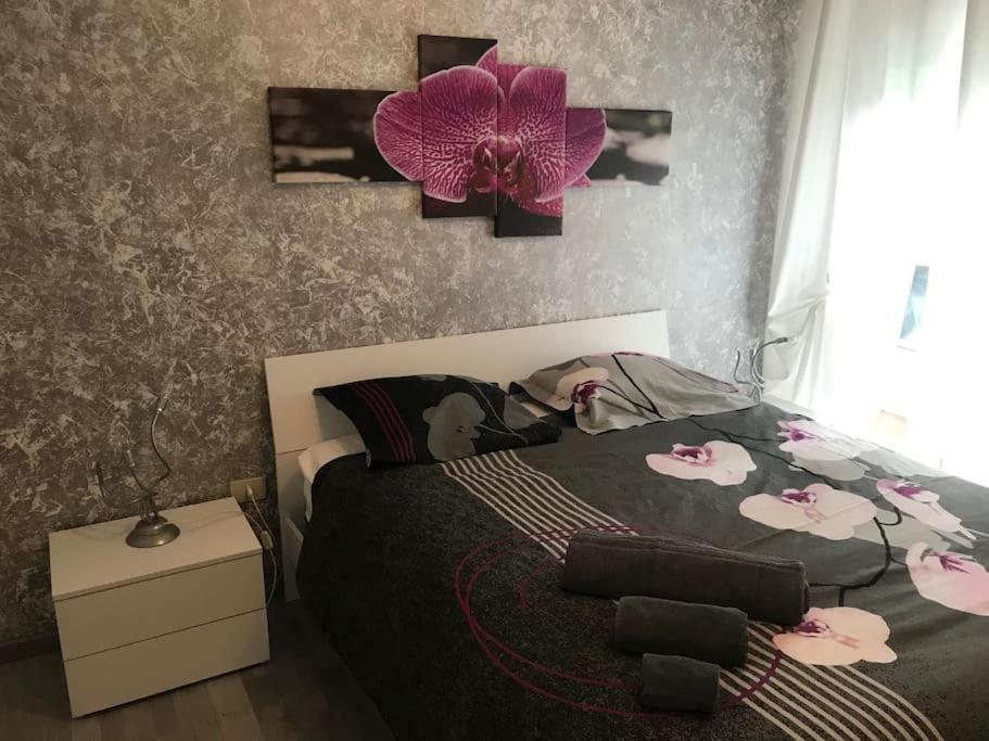 a bedroom with a bed with a pink flower on it at Casa Orchidea in Oria