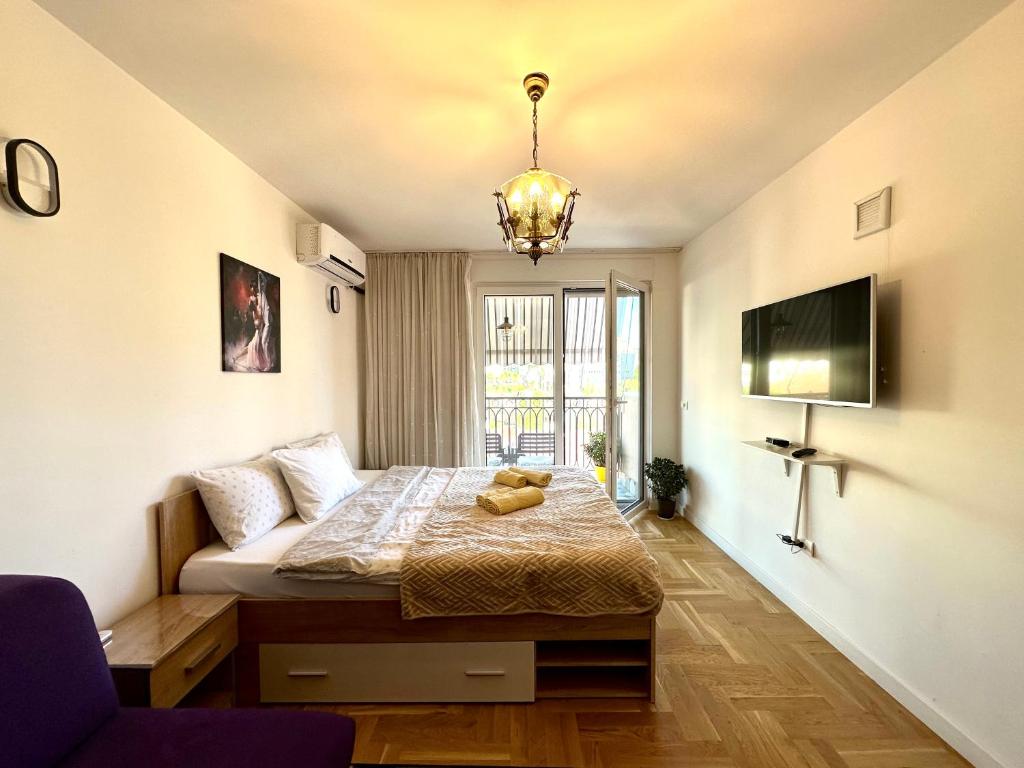 Un dormitorio con una cama con un osito de peluche encima. en YellowHouse, en Pristina