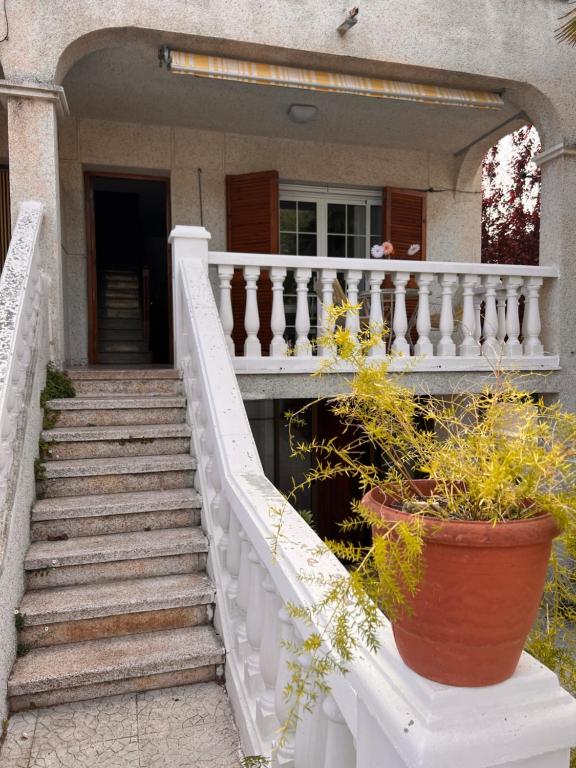 una casa con escaleras y una maceta en Playa home, en Cunit
