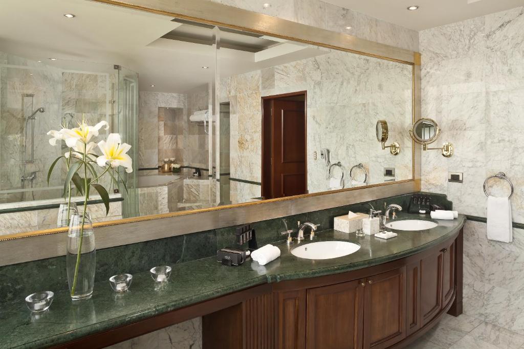 Un baño con dos lavabos y un espejo grande. en Hotel Melia Lima, en Lima