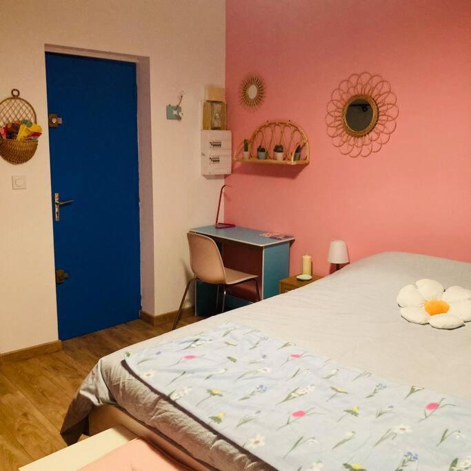 Posteľ alebo postele v izbe v ubytovaní Barbapappart - Un studio coloré dans le centre de Rouen