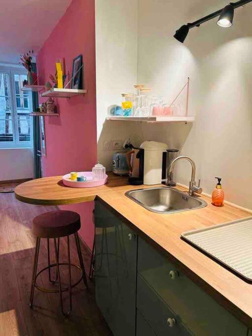 Kuchyňa alebo kuchynka v ubytovaní Barbapappart - Un studio coloré dans le centre de Rouen