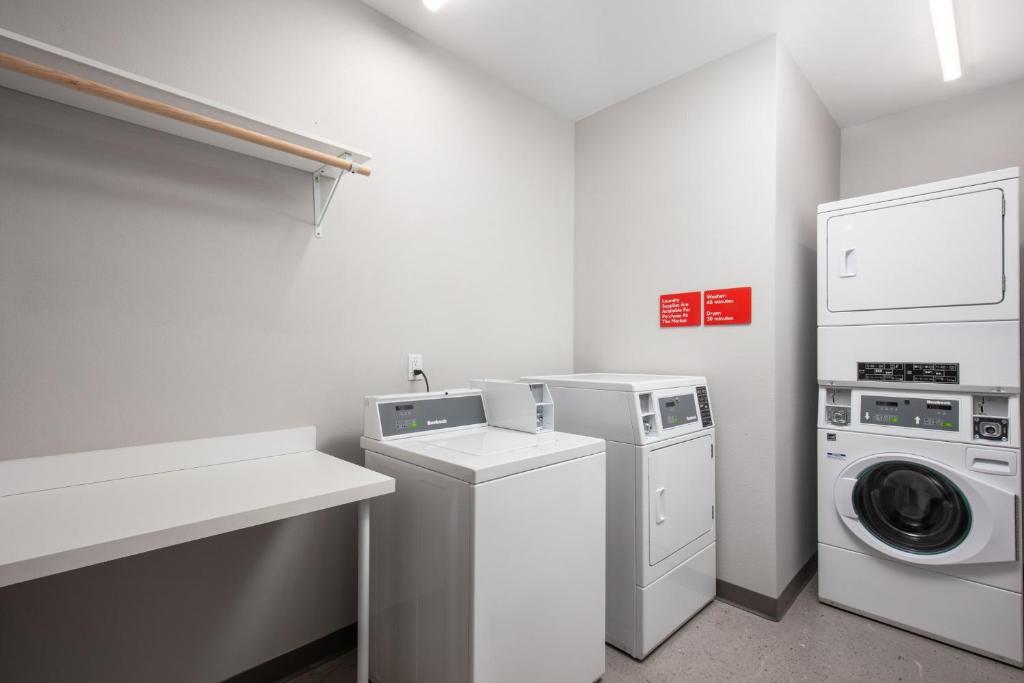 Kuchyň nebo kuchyňský kout v ubytování avid hotel Wenatchee by IHG
