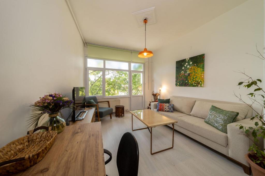 Charming Flat with Refreshing View in Kadikoy