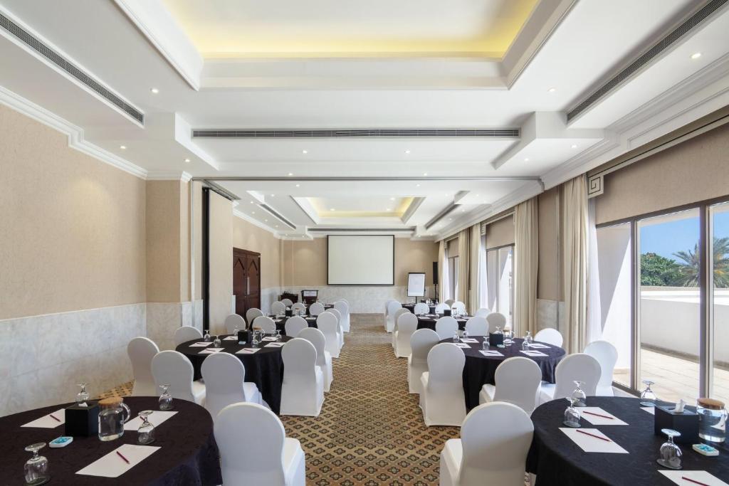 Posezení v ubytování Crowne Plaza Muscat by IHG