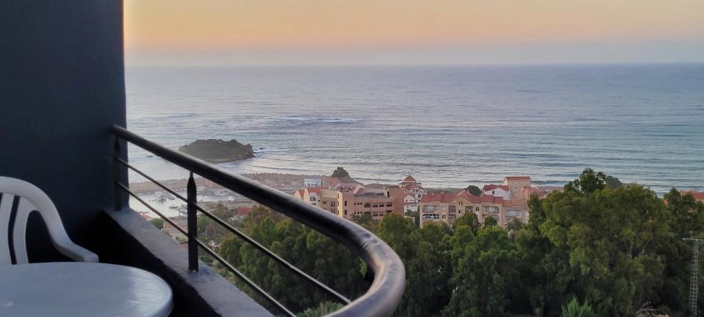 a balcony with a view of the ocean at Immeuble Thala in Tigzirt