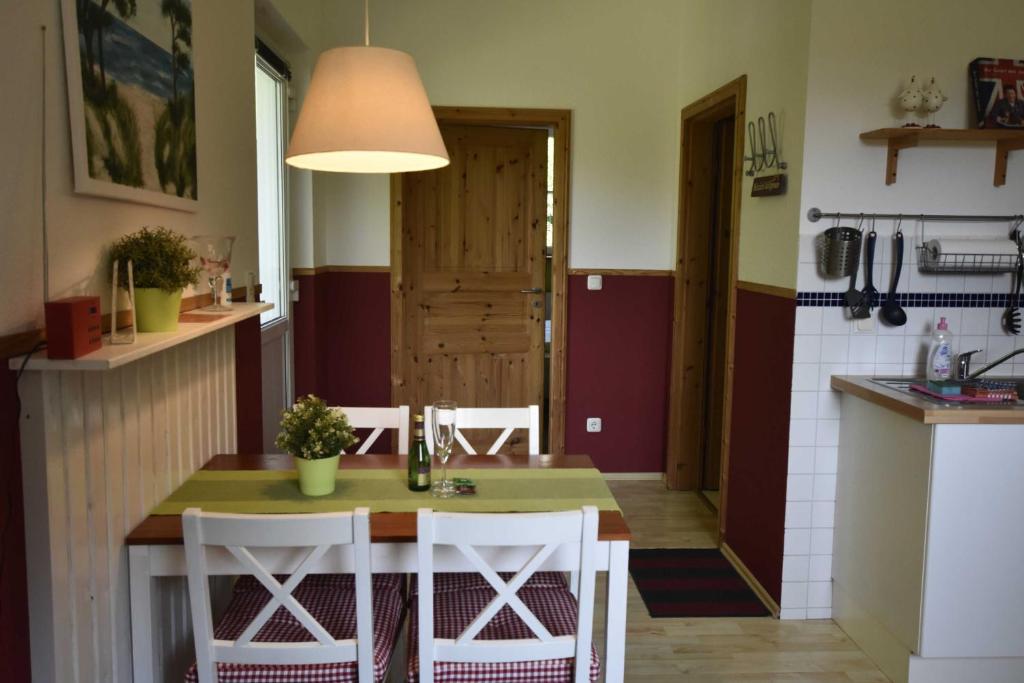 Kuchyň nebo kuchyňský kout v ubytování Ferienwohnung OG im roten Haus am Ostsee Radweg OVS 103