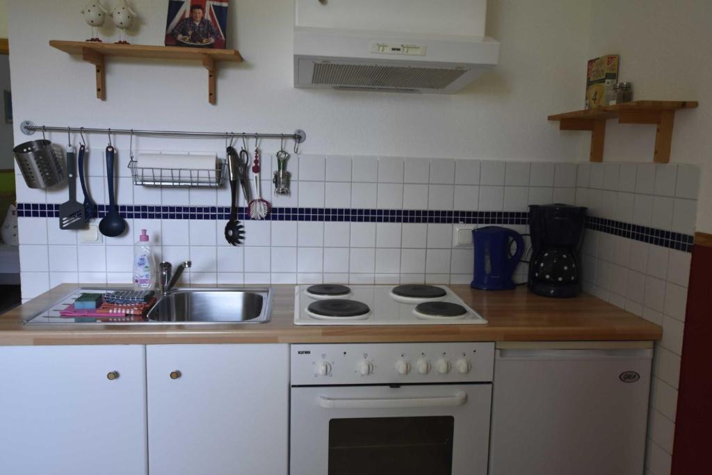 Kuchyň nebo kuchyňský kout v ubytování Ferienwohnung OG im roten Haus am Ostsee Radweg OVS 103