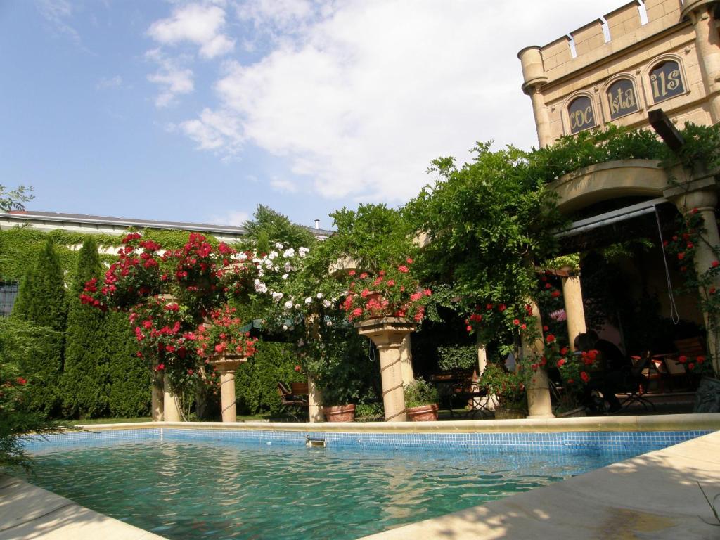 Bazén v ubytování Hotel Bow Garden nebo v jeho okolí