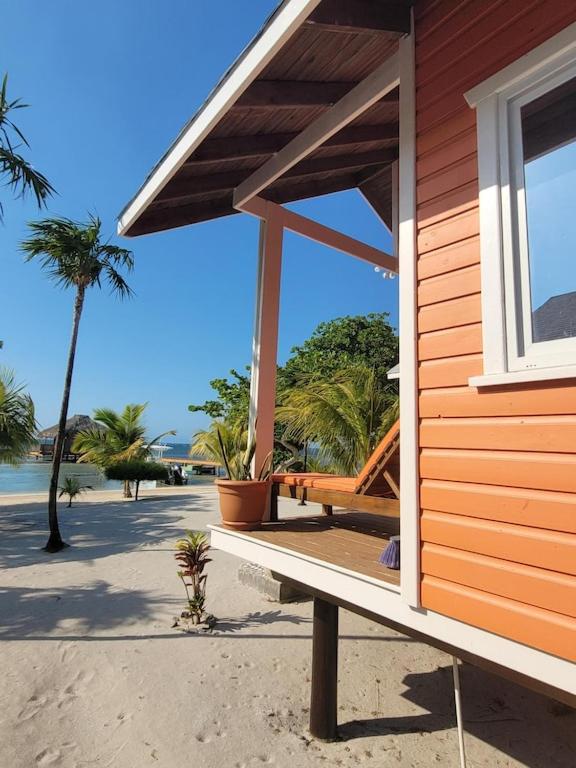 Booking.com: prázdninový dům Orange Casita - a secluded oceanfront casita ,  Juticalpa, Honduras . Rezervujte hotel hned!
