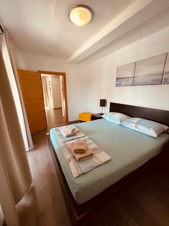 A bed or beds in a room at Apartman Bijeca - Medulin