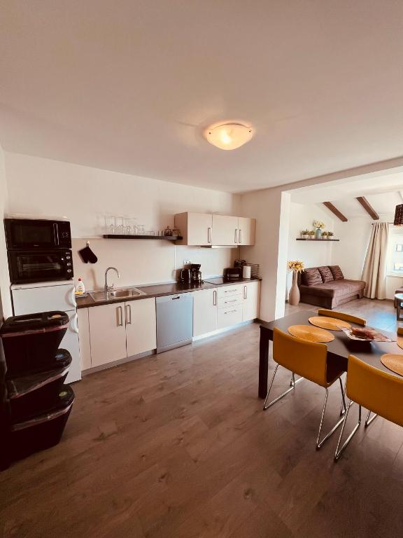 A kitchen or kitchenette at Apartman Bijeca - Medulin