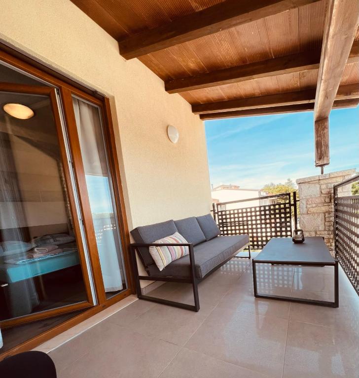 A balcony or terrace at Apartman Bijeca - Medulin