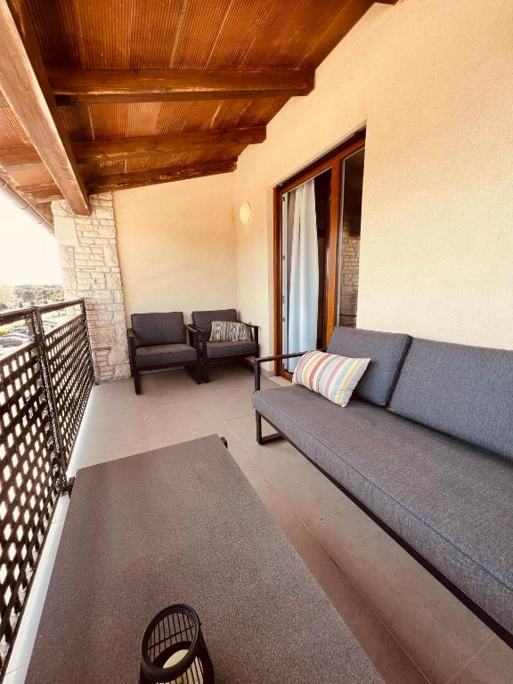 A seating area at Apartman Bijeca - Medulin