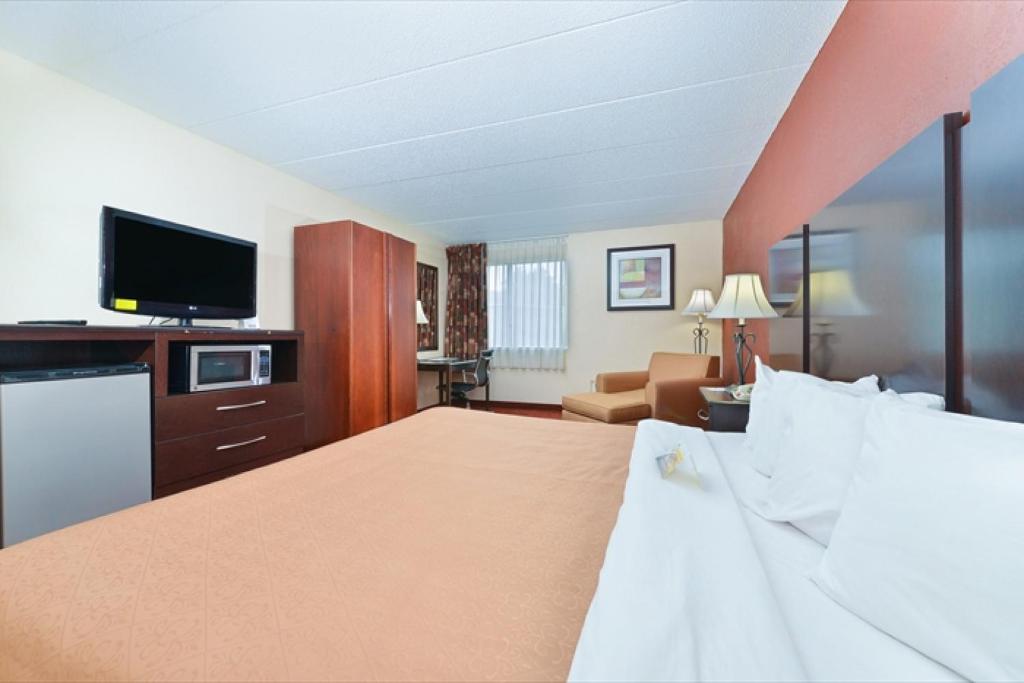 Wingate by Wyndham Marietta Conference Center Ohio - King Room - Smoking