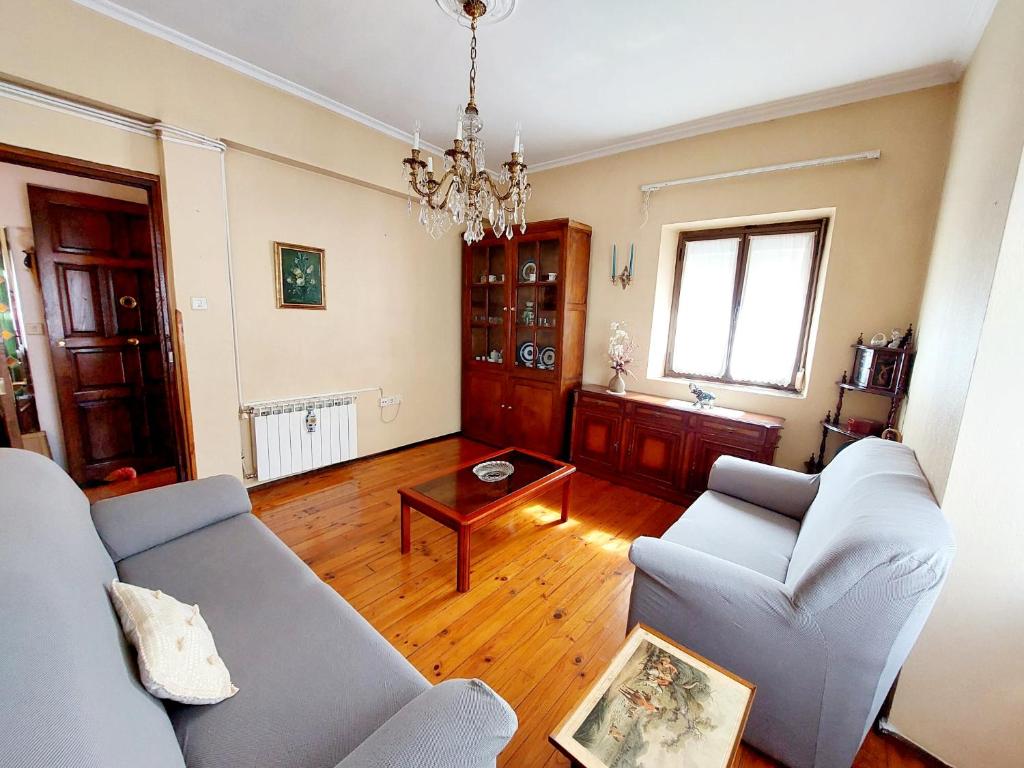 uma sala de estar com um sofá e uma mesa em Apartamento San Roque Villablino em Villablino