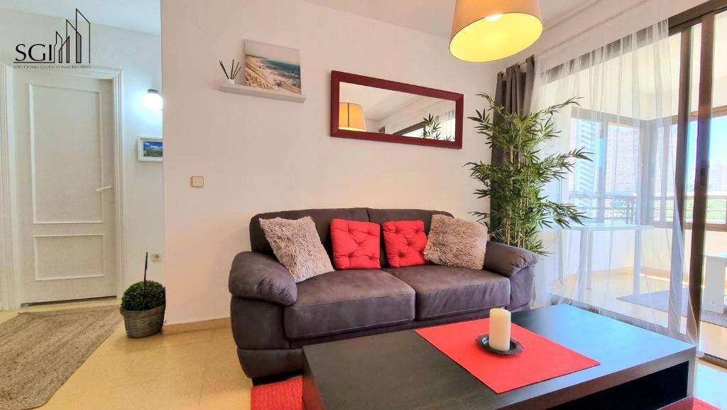 - un salon avec un canapé et une table dans l'établissement Magnífico y acogedor apartamento- WIFI- A 5 MINUTOS DE LA PLAYA, à Finestrat