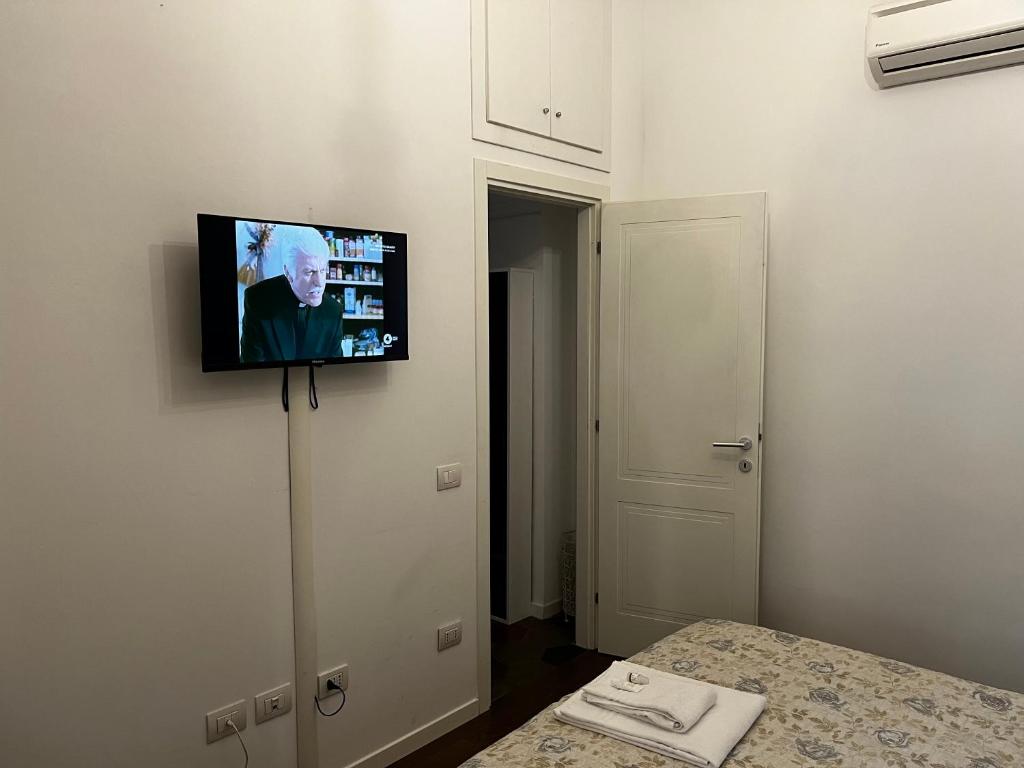 Telewizja i/lub zestaw kina domowego w obiekcie Splendido Trilocale zona Isola