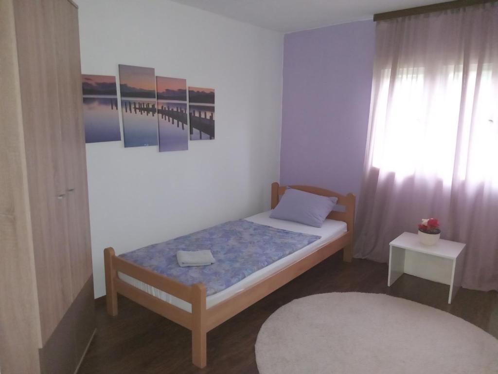 Habitación pequeña con cama y ventana en Zelena Oaza, en Visoko