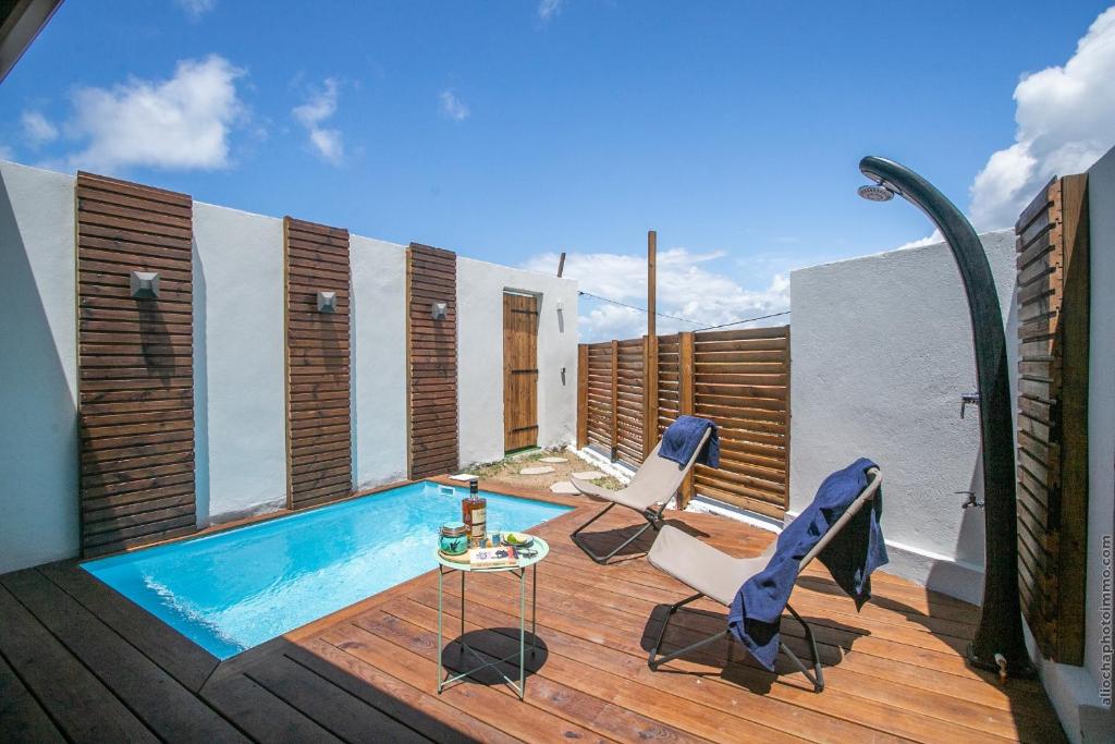 Bazén v ubytování Bungalow Ti Banane nebo v jeho okolí
