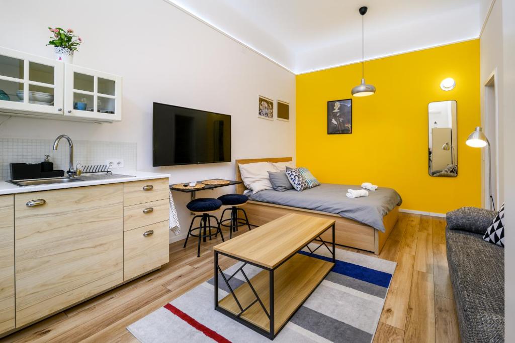 A seating area at Stylish yellow suite in the heart of Budapest