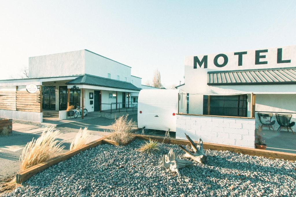un motel con algunos animales delante de un edificio en Mellow Moon Lodge, en Del Norte