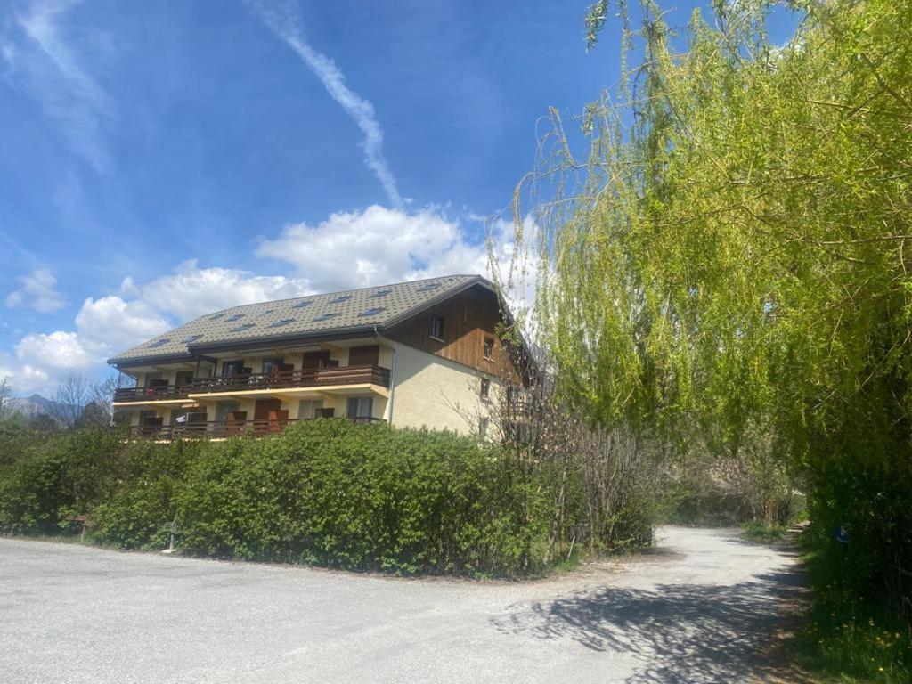 una casa con un tetto solare sopra di essa di Studio a Barcelonnette