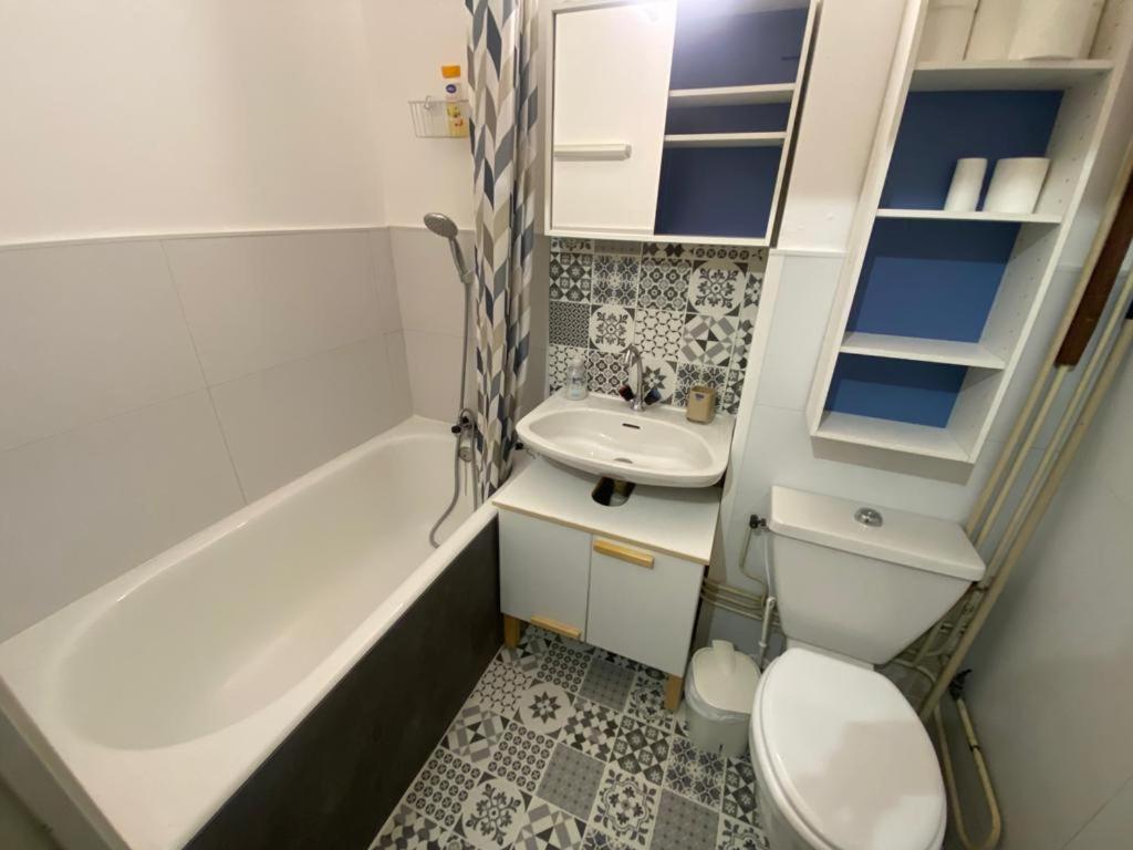 e bagno con servizi igienici, lavandino e vasca. di Studio a Barcelonnette