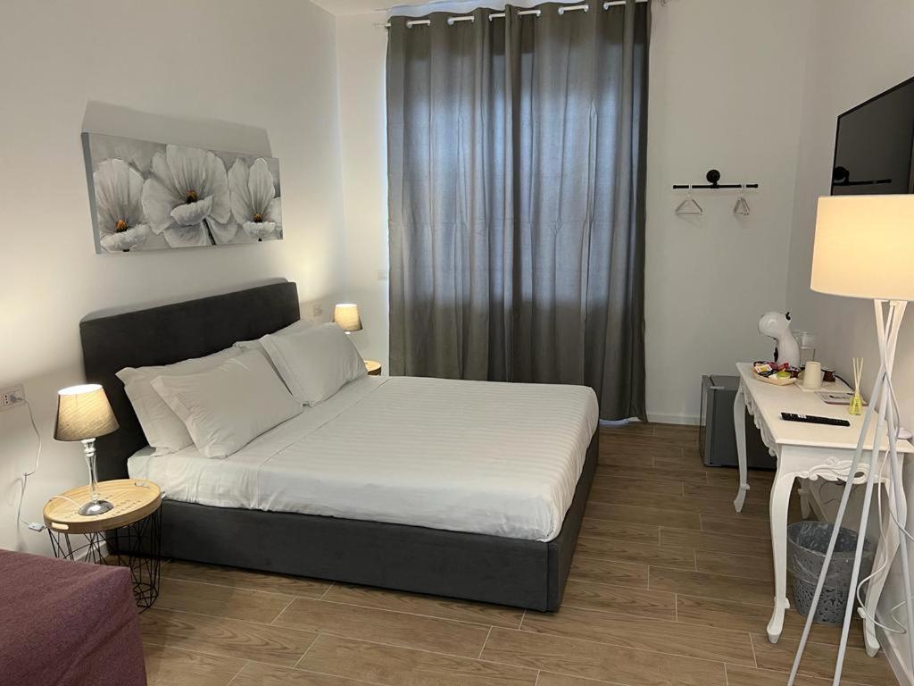 1 dormitorio con cama y escritorio. en Prati Sweet Home, en Roma