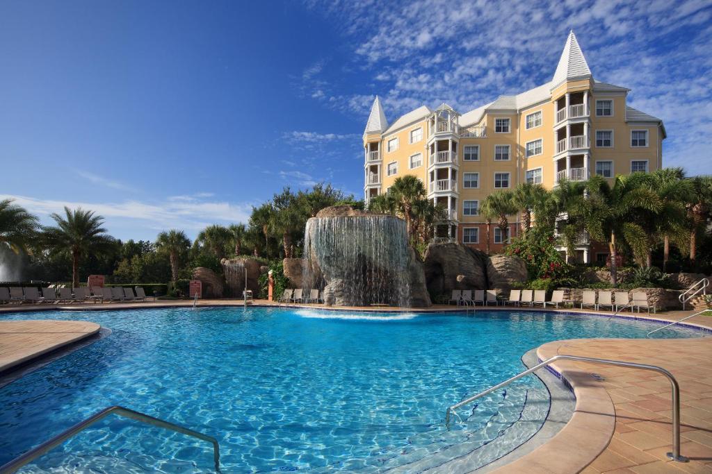 una piscina en un complejo con una fuente en Hilton Grand Vacations Club SeaWorld Orlando, en Orlando