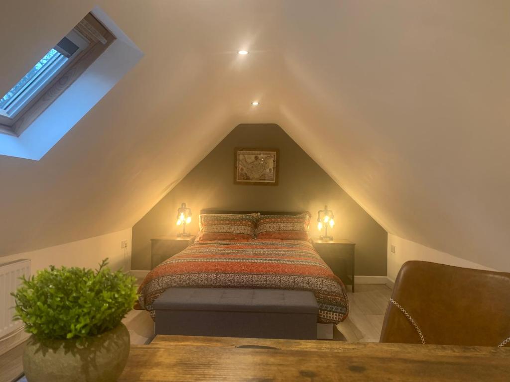 ein Schlafzimmer mit einem Bett im Dachgeschoss in der Unterkunft Fantastic Location, Annexe with Hot Tub in Warmingham