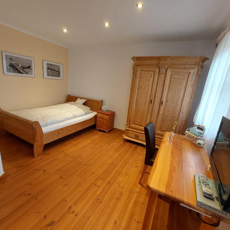Postel nebo postele na pokoji v ubytování Gastezimmer Nahe Wesslinger See