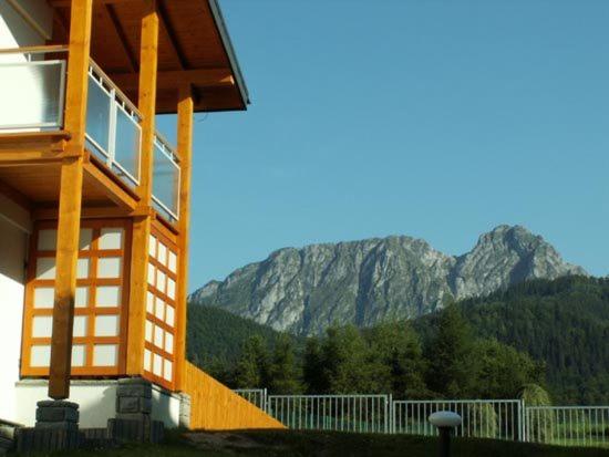 un edificio con vistas a la montaña en Viva Maria Apartamenty, en Zakopane