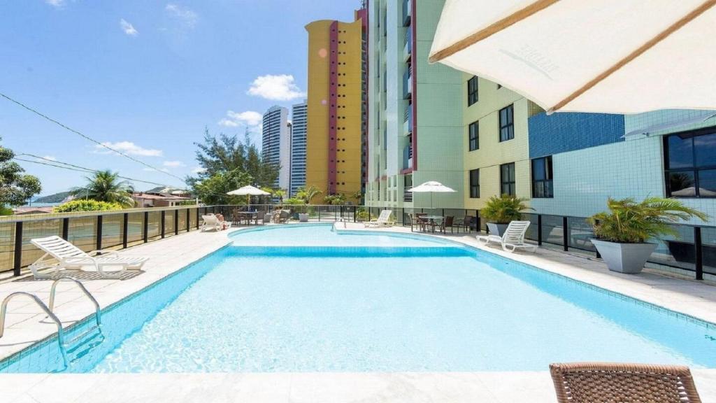 une piscine sur le toit d'un bâtiment dans l'établissement Paradise 204 Praia Flat - NBI - Vista x Mar Ponta Negra, à Natal