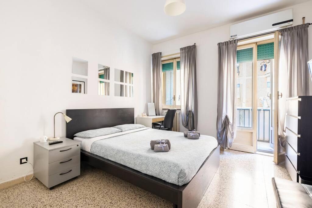 Habitación blanca con cama grande y escritorio. en SAN GIACOMO ROOMS AND APARTMENT IN ROME Near the center, en Roma