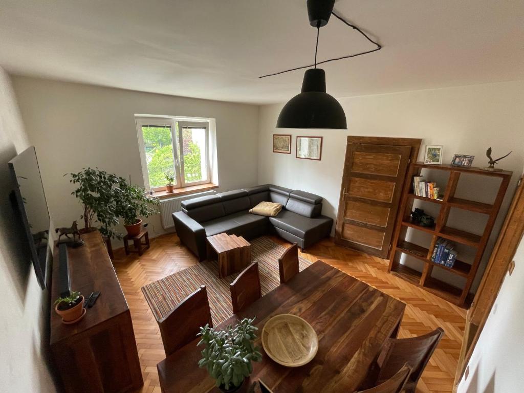 sala de estar con sofá y mesa en Apartmány Polská 12 en Olomouc