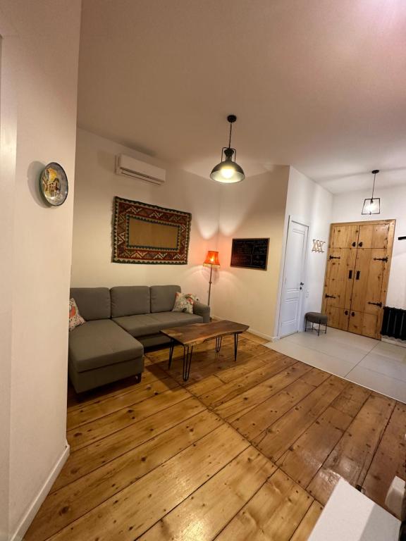 ein Wohnzimmer mit einem Sofa und einem Tisch in der Unterkunft Salalak in Tbilisi City