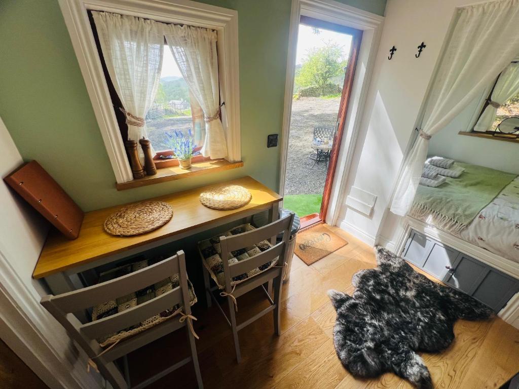 Postel nebo postele na pokoji v ubytování Romantic Shepherds Hut with Hot Tub in The Heart of Snowdonia