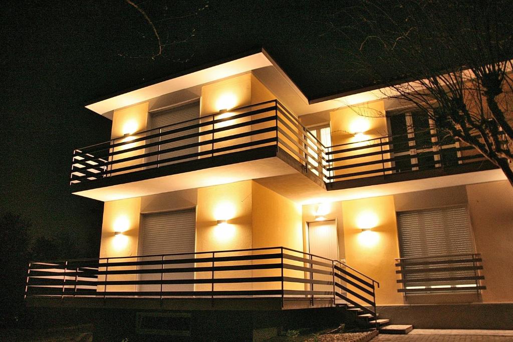 een huis met lichten aan de zijkant 's nachts bij B&B Vinago Belvedere in Mornago