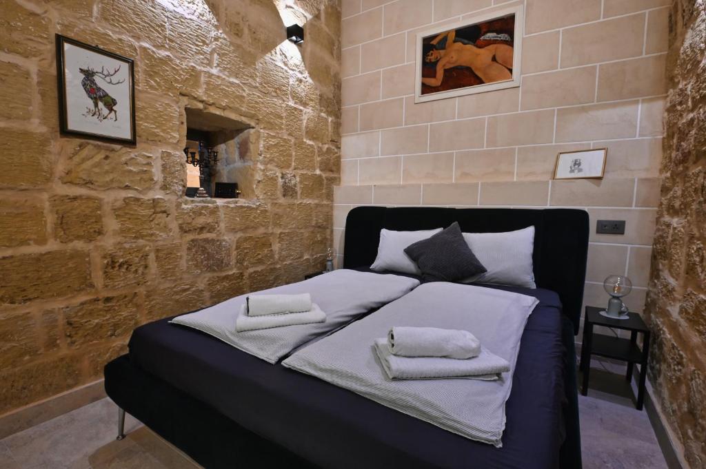 Tempat tidur dalam kamar di Il-Kastell - not only for royals