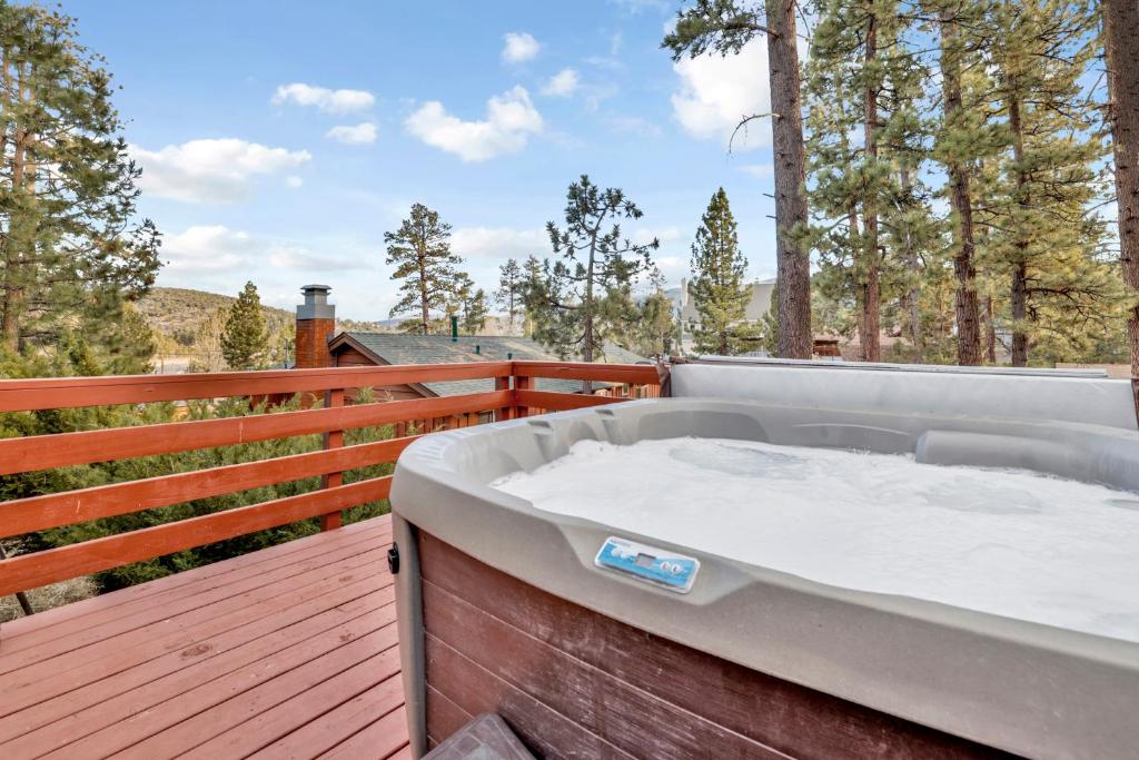 Gallery image of Malaburro Inn by Big Bear Vacations Hot Tub Cozy Mountain Cottage in Big Bear City