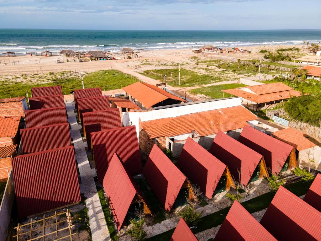 een luchtzicht op een strand met rode daken bij Pousada Al Mare Beach in Luis Correia