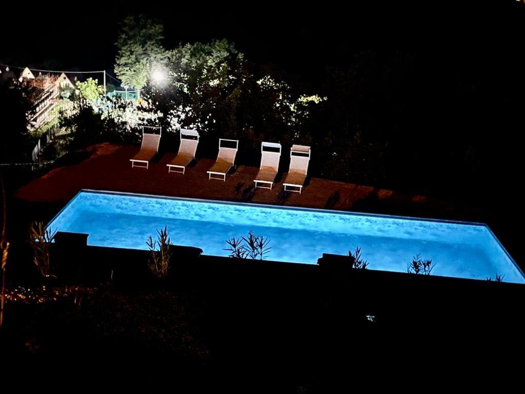 Bazén v ubytování Villa Pavone nebo v jeho okolí