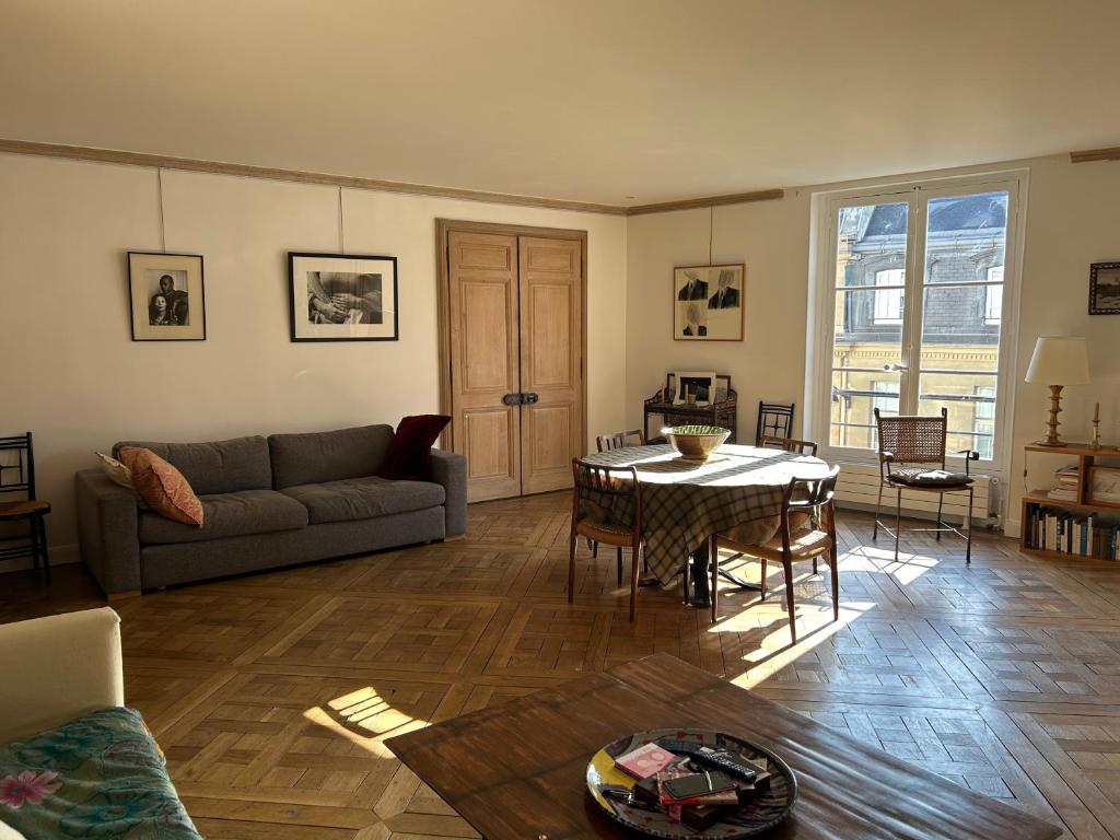 sala de estar con sofá y mesa en 100m2 flat appartement d'artiste, en París