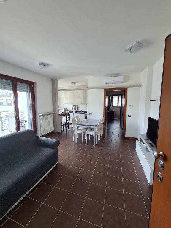 sala de estar con sofá y mesa en Milano Santa Giulia Business Apartment - Olimpiadi 26 en Milán